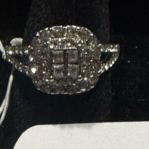 Unlisted Elegant Silver Ring with Sparkling Accents